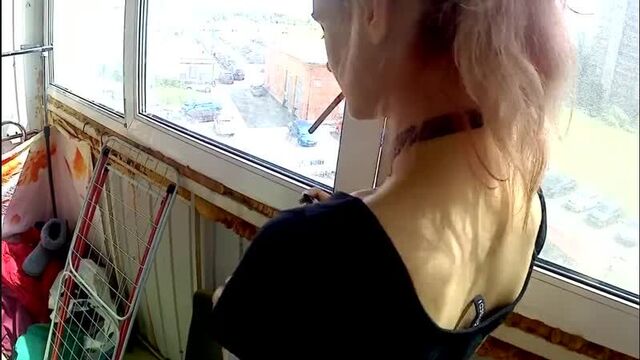 Дала в жопу на балконе. |порно|студенты|молодые|анал|блондинки|домашнее|любительское|частное|