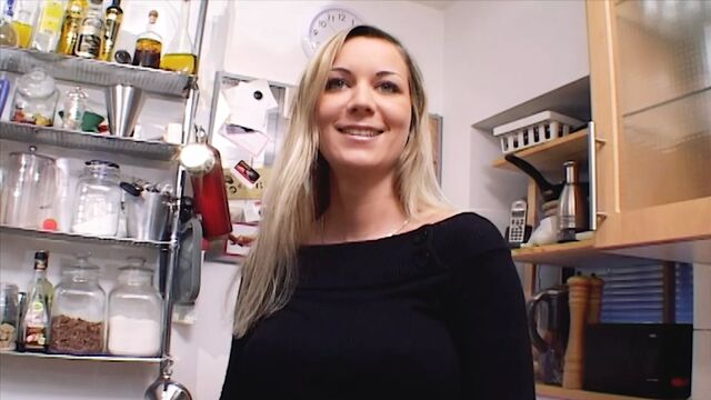 Выдающаяся немецкая милфа с огромными сиськами трахает дилдо ее бритую киску на кухне