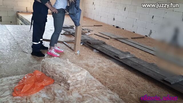 жена расплачивается сексом со строителем