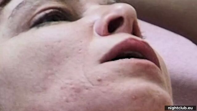 Выражения на лице женщины, которую трахают и делают минет