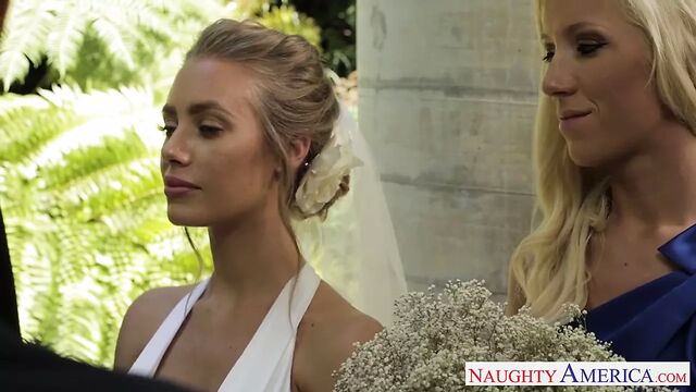 Сексуальная блондинка-невеста Nicole Aniston трахается