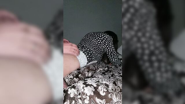 Мачеху застряли под кроватью, трахнул пасынок