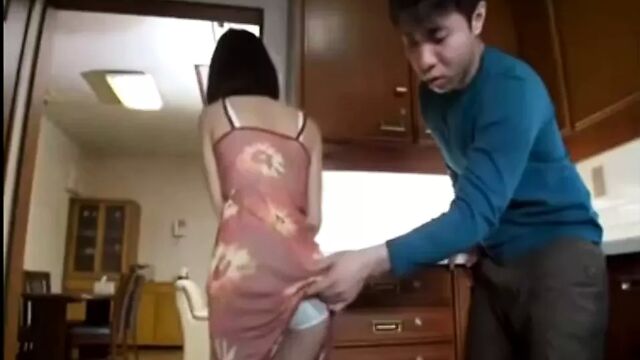 Японская мама соблазняет подругу сына, часть 1